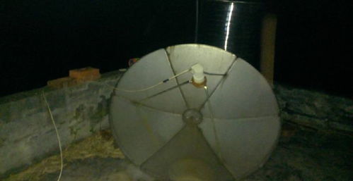 老宅周末 蛛网、瓦片与星空下的天线